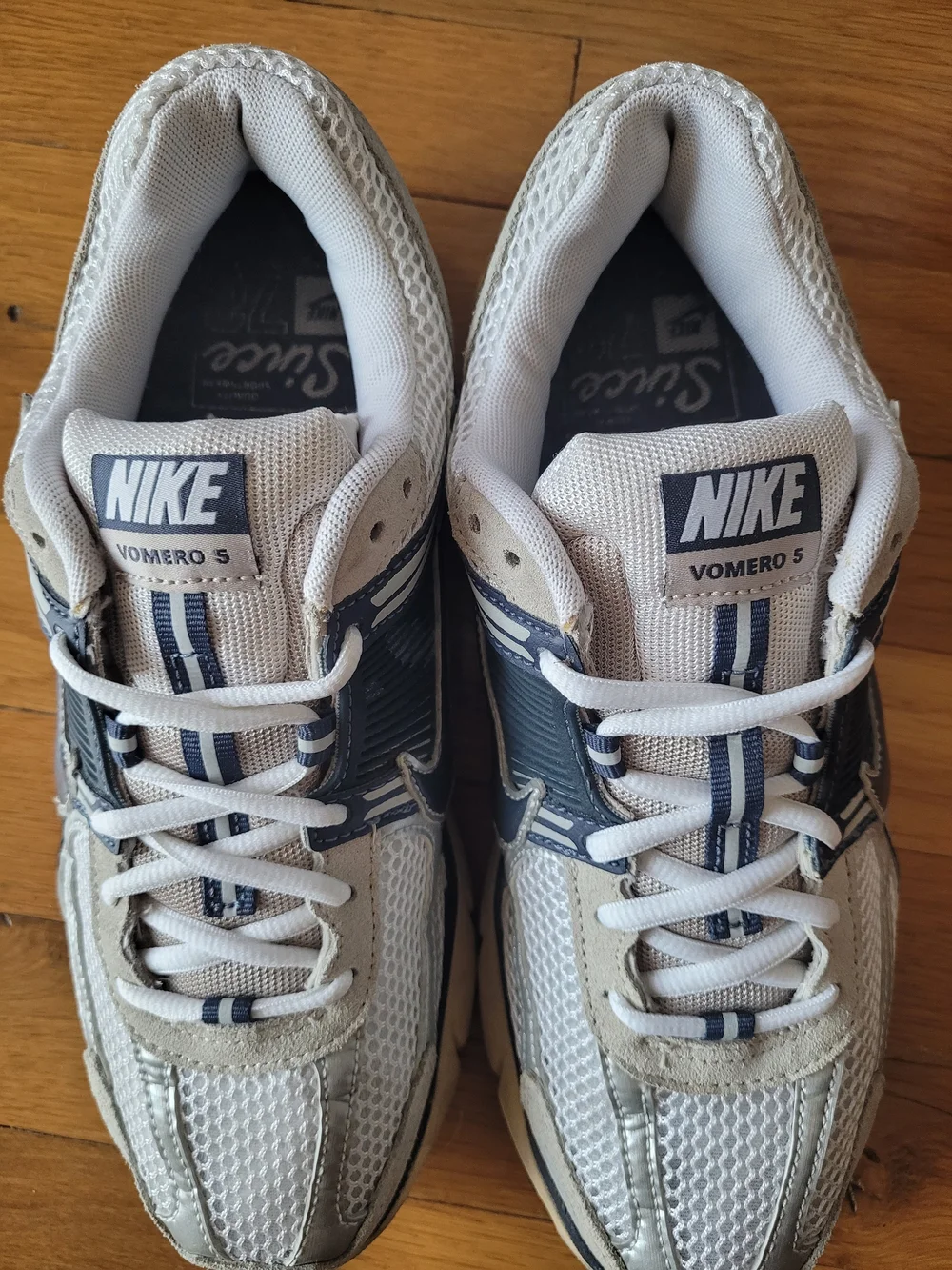 NIKE Vomero 5 Men’s Running Shoes Size 8.5 - White & Navy